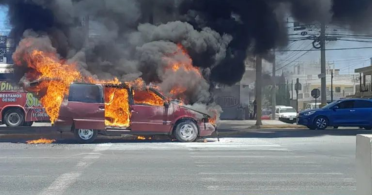 Camioneta en llamas en Mazatlán tras presunto cortocircuito