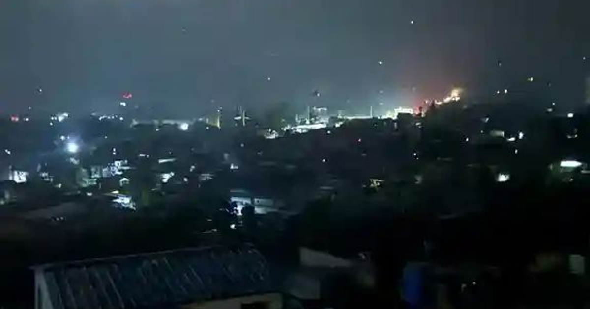 Vista nocturna de ciudad con luces dispersas en medio de operación militar en Cachemira.