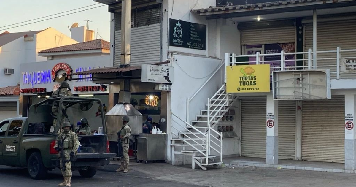 Soldados en operativo militar en plaza comercial con taquería y 'Tortas Tugás'.