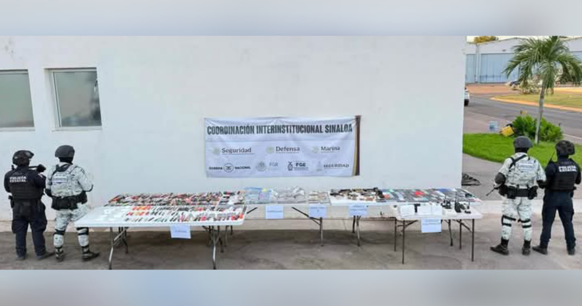 Agentes de seguridad revisan armas incautadas en operativo penitenciario en Culiacán.