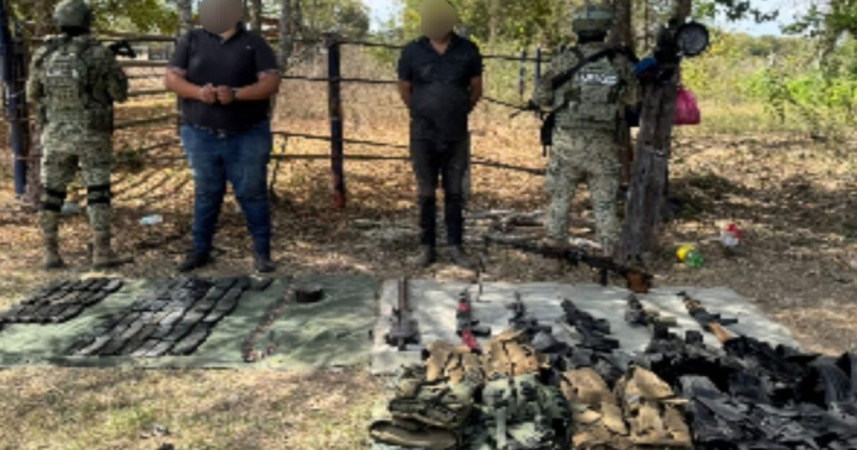 Soldado y civiles en operativo de seguridad en Elota con armas incautadas en el suelo