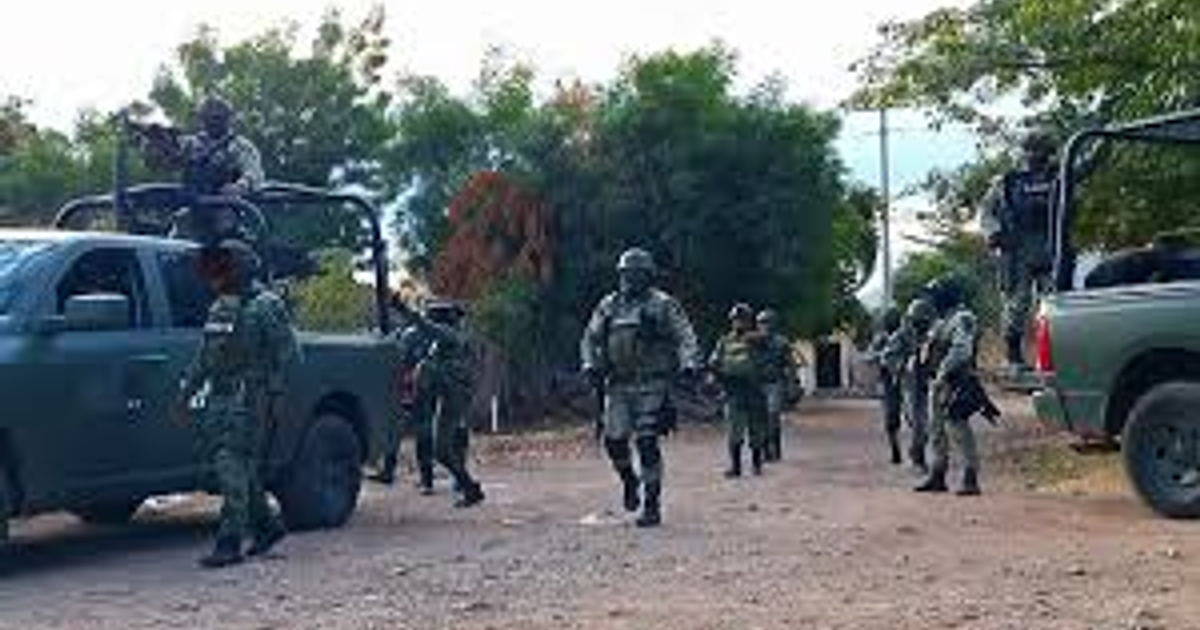 Operativo de seguridad de la Marina Armada en Navolato con efectivos armados y vehículos en un entorno exterior.