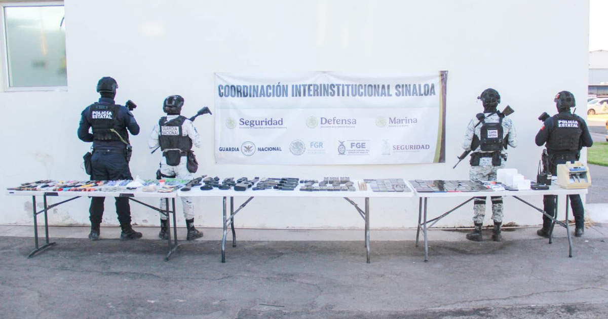 Agentes de seguridad presentan armas y municiones incautadas en operativo en Sinaloa