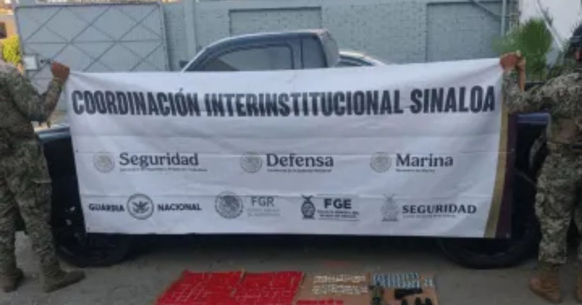 Fuerzas de seguridad en Sinaloa con banner de coordinación y armas decomisadas