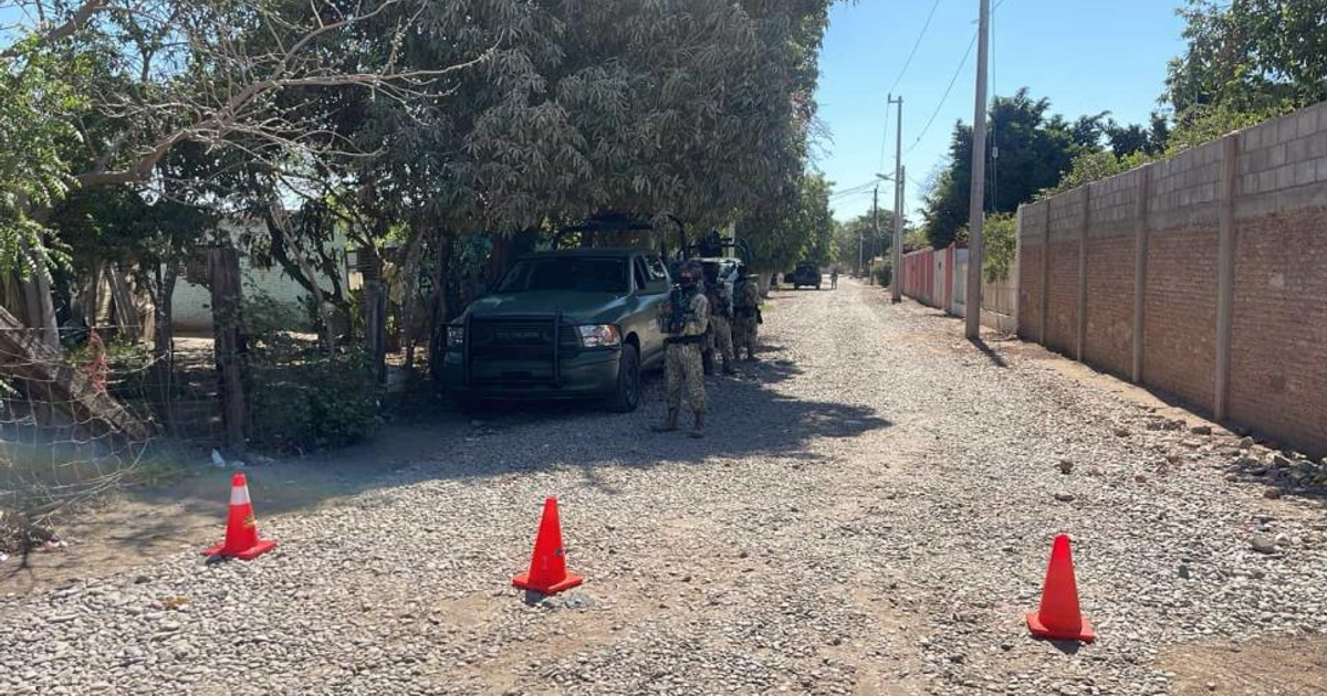 Calle con grava en Convención de Aguascalientes, vehículos de seguridad y personal militar vigilando.