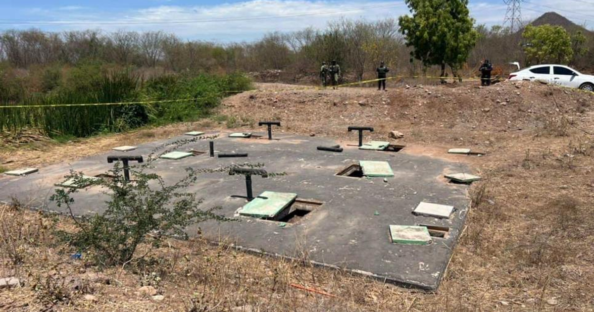 Plataforma de cemento con estructuras metálicas y cinta amarilla en Tacuichamona, Culiacán, durante la inspección de restos óseos en pozos de agua.