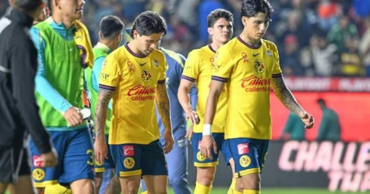 Jugadores de Pachuca saliendo del campo tras empate en cuartos de final contra América, Clausura 2025.