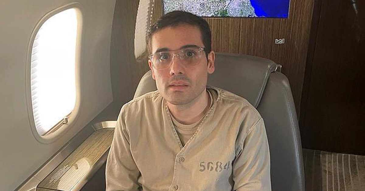 Persona con camisa beige y gafas en avión privado, vinculada a cooperación federal