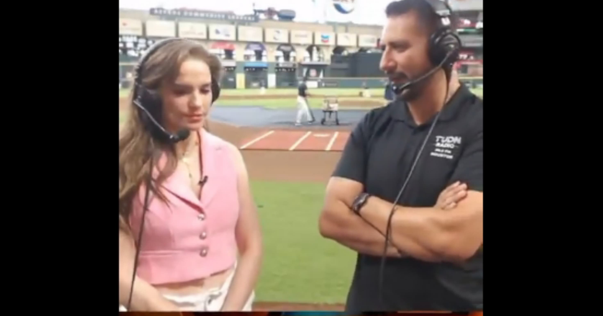 Comentaristas deportivos en transmisión en vivo desde un estadio de béisbol, discutiendo el posible pentacampeonato de las Águilas del América.