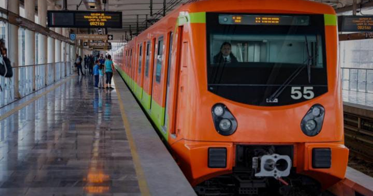 Tren del metro naranja y verde en estación moderna de Ciudad de México con pasajeros en la plataforma.