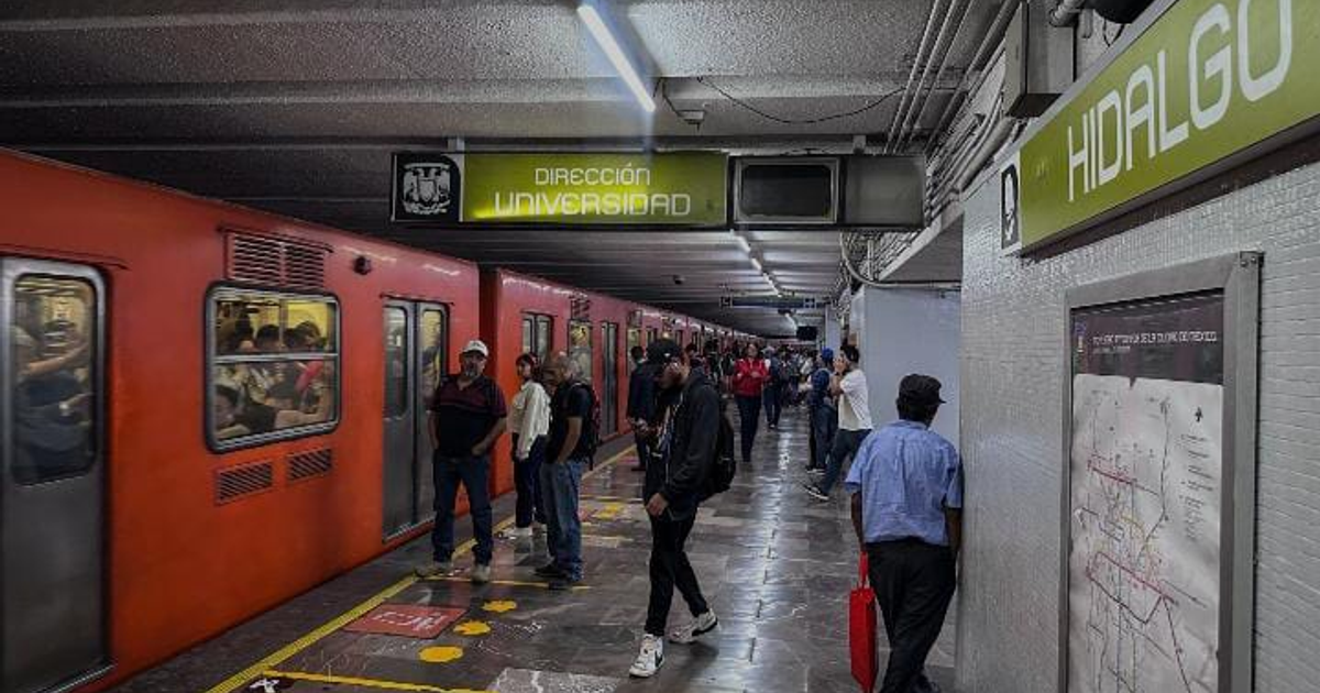 Estación de metro CDMX con trenes naranjas y pasajeros en plataformas