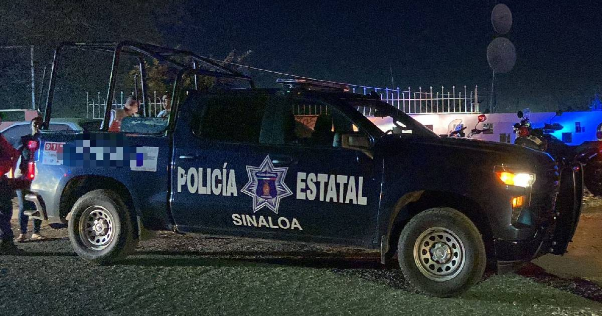 Camioneta de la policía estatal de Sinaloa en operativo nocturno en Culiacán