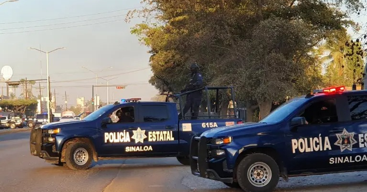 Vehículos de la Policía Estatal de Sinaloa en una vía pública con un oficial de pie en la parte trasera de una patrulla.
