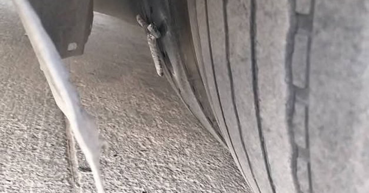 Llanta de vehículo con clavo incrustado en Guamúchil