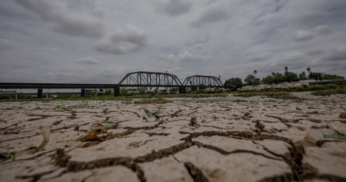 Paisaje seco con puente ferroviario y cielo nublado en Sinaloa, reflejando condiciones de sequía.