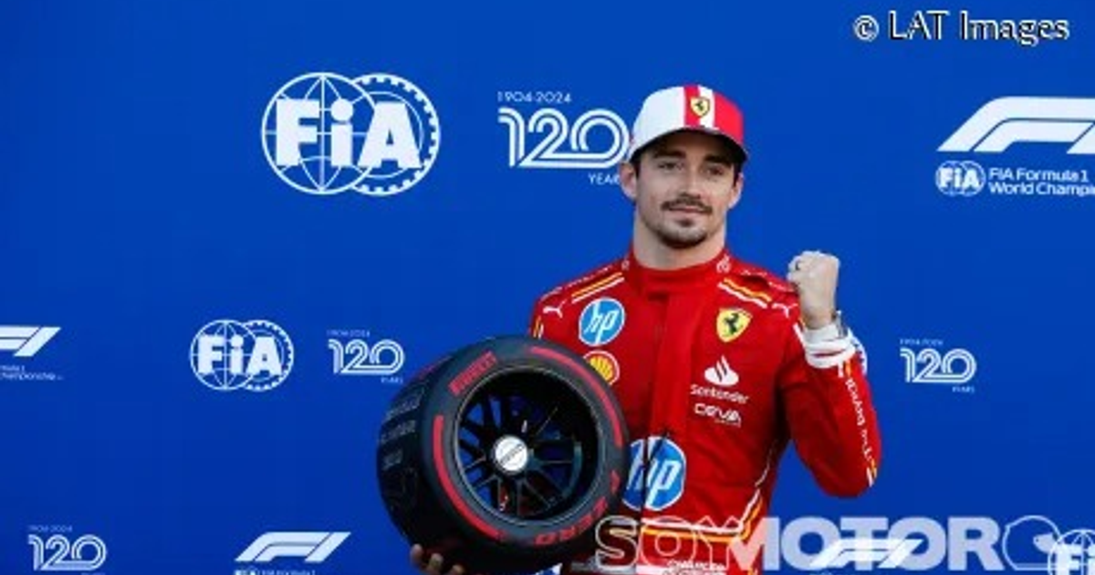 Piloto de Fórmula 1 en traje rojo con llanta, fondo azul con logotipos FIA y Fórmula 1, celebración de aniversario.