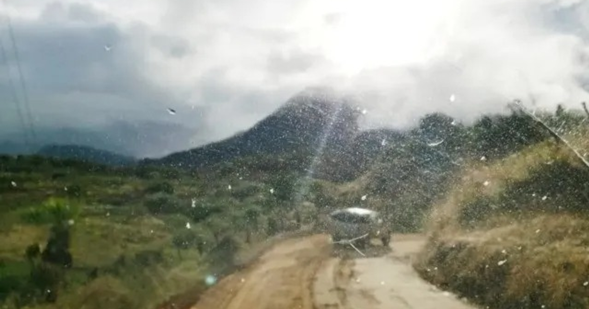 Paisaje montañoso en Durango con camino de tierra y automóvil, inicio del ciclo hídrico.