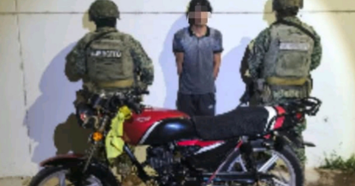 Hombre detenido por militares junto a una motocicleta en operativo de seguridad en Culiacán