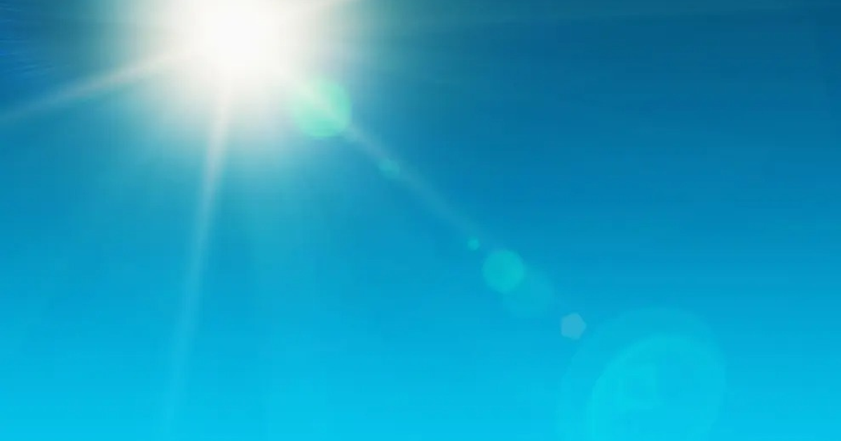 Cielo azul con sol brillante en Sinaloa, reflejando un día soleado y cálido.