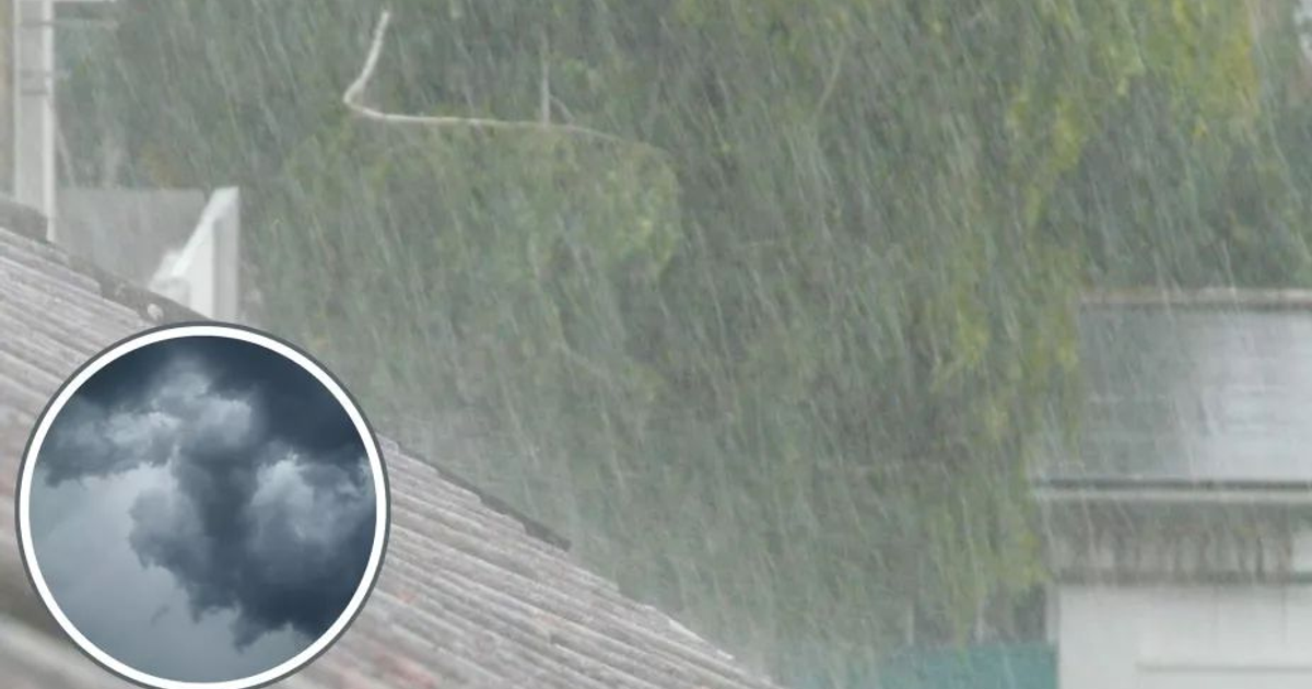 Escena de lluvia intensa en Sinaloa con nubes oscuras, reflejando el pronóstico de precipitaciones 2025.