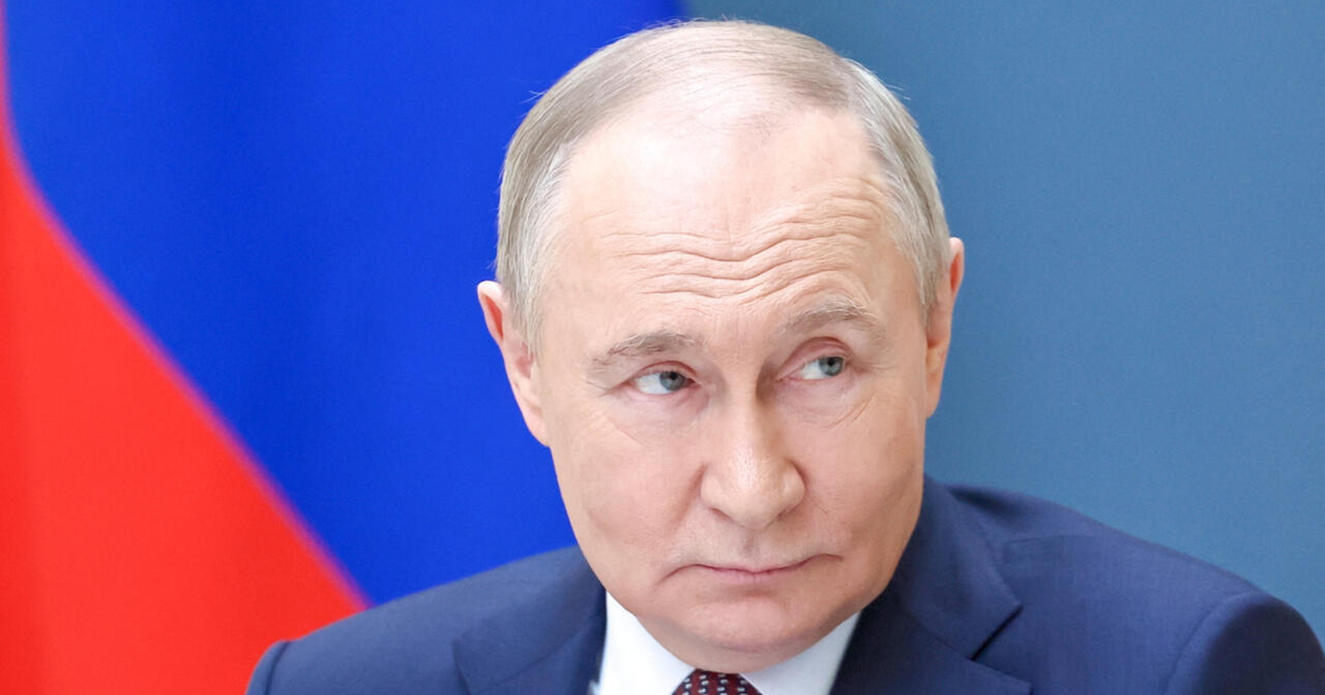 Imagen representativa de la censura cultural en Rusia, mostrando una mujer entre dos caminos: carrera profesional y maternidad.