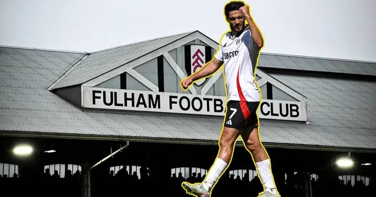 Raúl Jiménez celebra en el estadio del Fulham tras renovar contrato