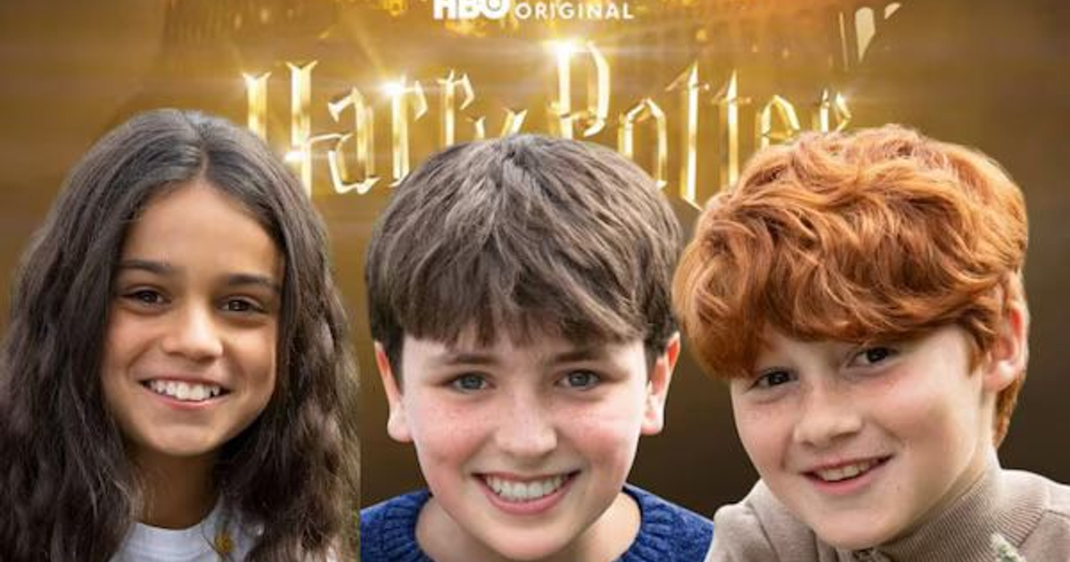 Tres niños sonrientes con el logo de Harry Potter al fondo, protagonistas de la nueva serie de HBO Max.