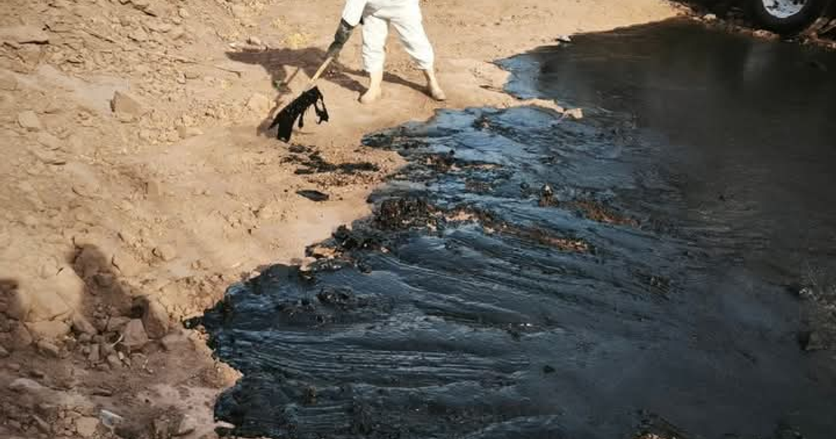 Persona con traje protector trabajando en un derrame de petróleo, vinculado al rescate de restos humanos en Culiacán.