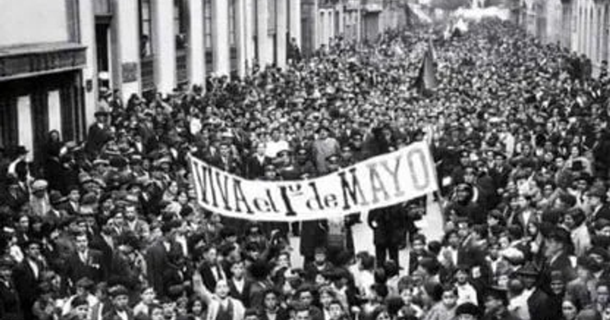 Multitud con pancarta 'VIVA el 1° de MAYO' en manifestación del Día Internacional de los Trabajadores