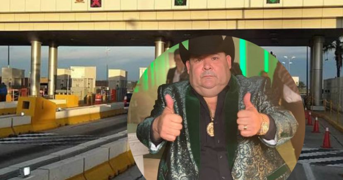 Peaje en la autopista Benito Juárez con un hombre haciendo gesto de aprobación