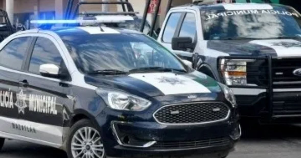 Vehículos de policía municipal en operativo de respuesta en Mazatlán