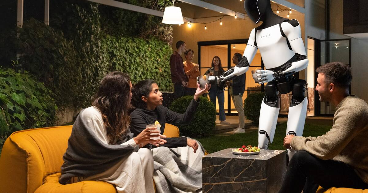 Grupo de personas con un robot entregando un objeto en un entorno al aire libre.