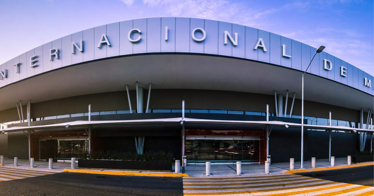 Vista del Aeropuerto Internacional de M con arquitectura moderna y estacionamiento.
