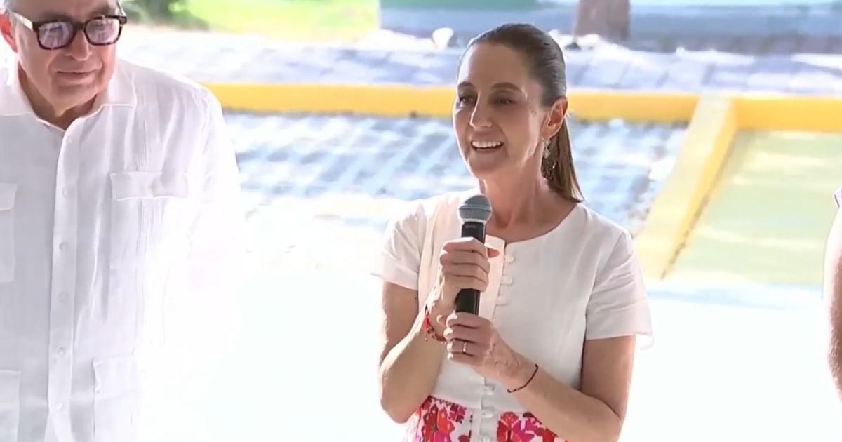 Mujer hablando con micrófono en inauguración del programa Salud Casa por Casa en Mazatlán