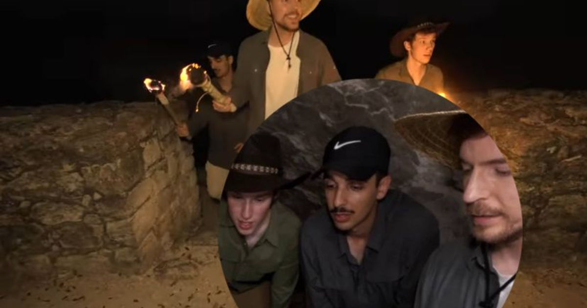 Grupo de exploradores con antorchas en ruinas arqueológicas