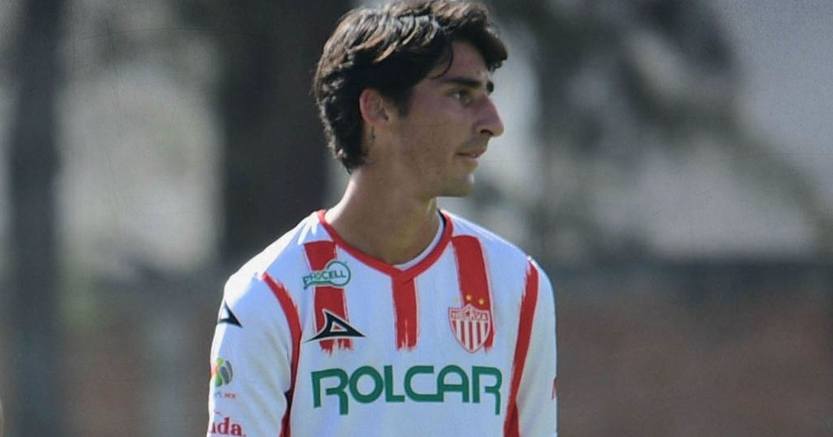 Santiago Márquez en el campo con camiseta de fútbol blanca y roja, logotipo ROLCAR visible.