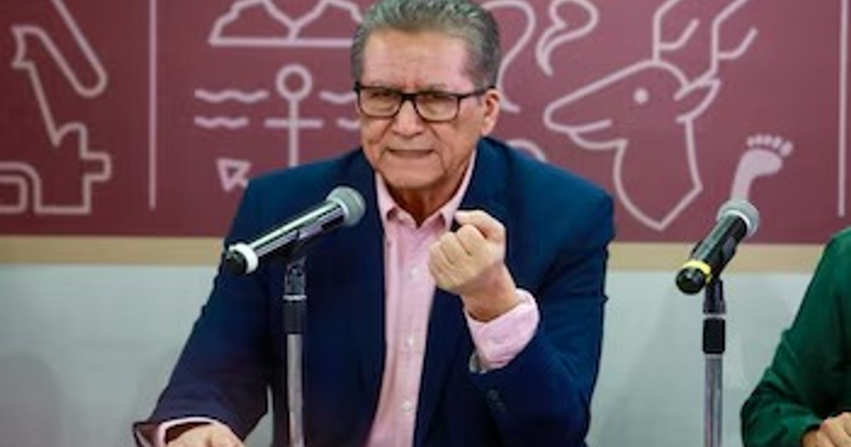 Hombre hablando en conferencia sobre el secuestro del Dr. César Arturo Luna Lara en Culiacán