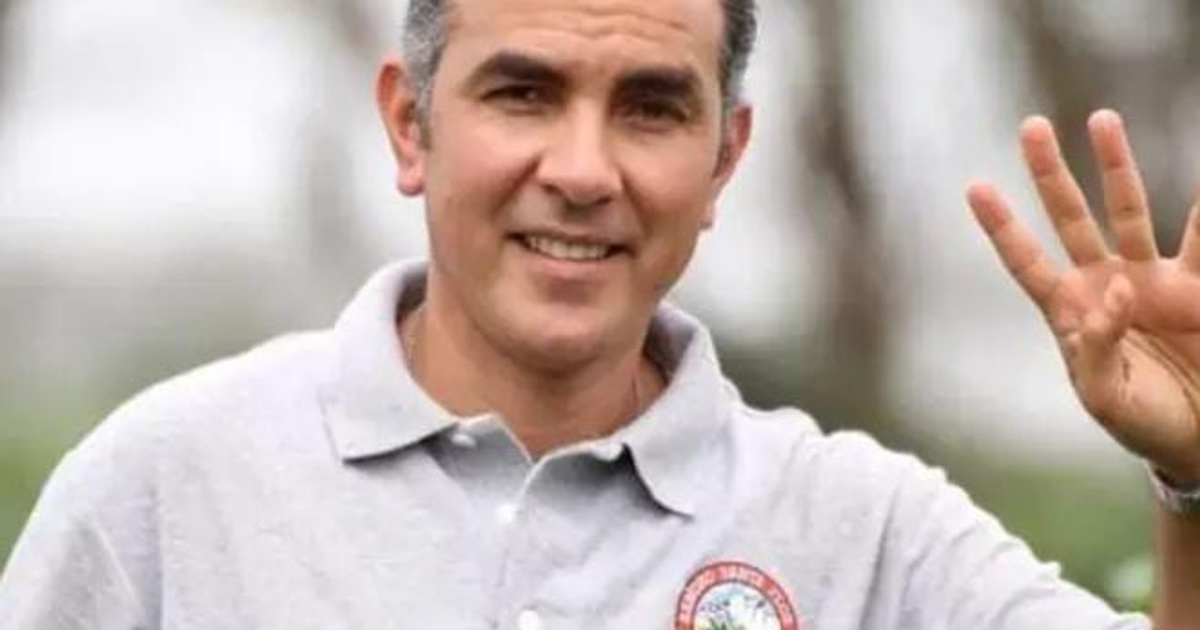 Hombre sonriente levantando cuatro dedos al aire libre, relacionado con el caso del alcalde de Lerdo de Tejada.