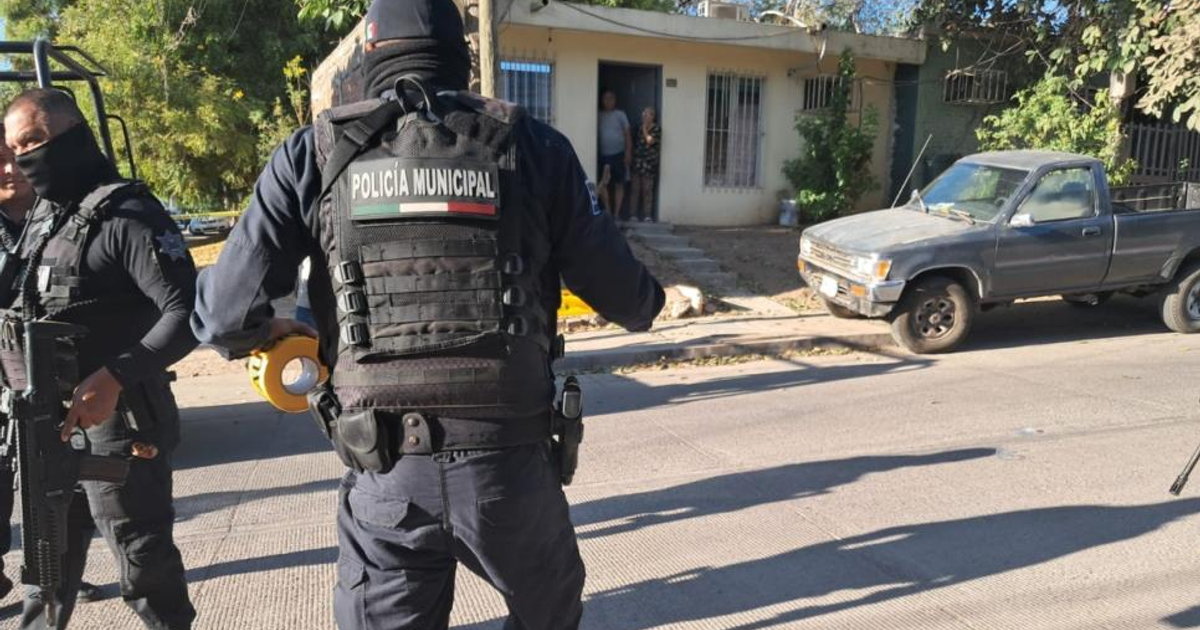 Operativo policial en Villas del Real, Culiacán, con agentes y vehículo en escena.