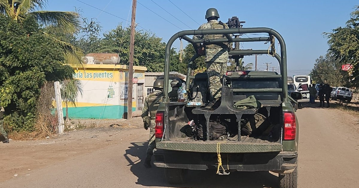 Vehículo militar con soldados en Navolato, relacionado con secuestro en Las Puentes.