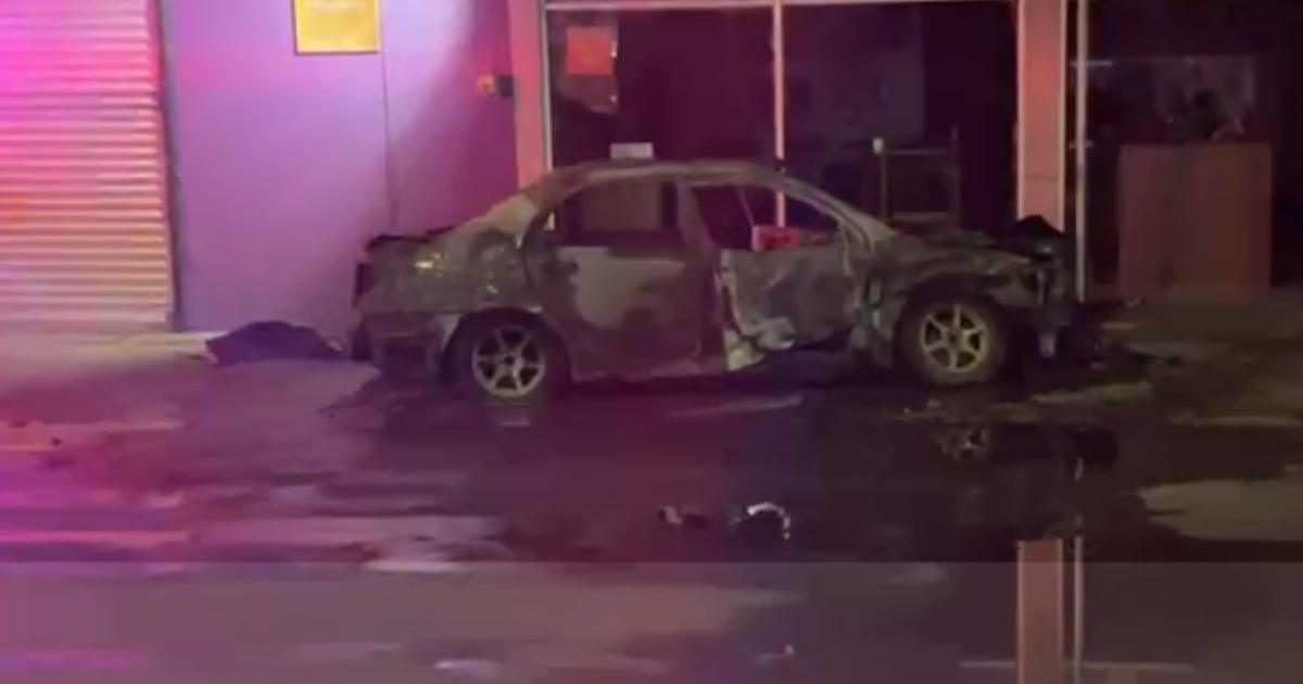 Coche dañado en entorno urbano con fondo púrpura, relacionado con incidente en Culiacán.