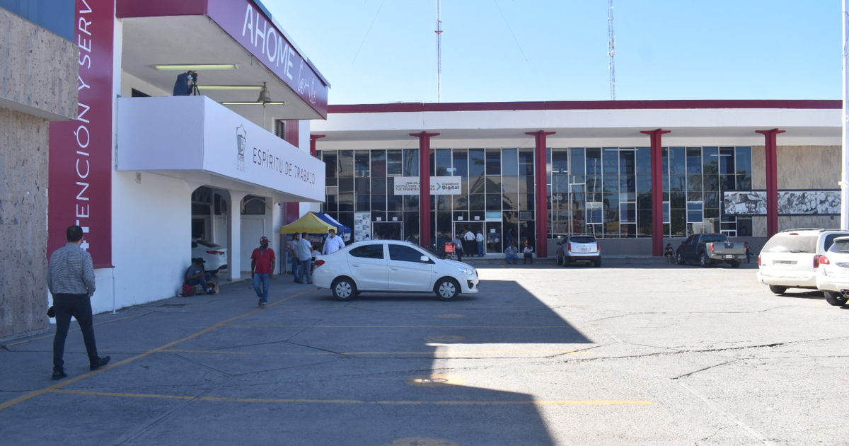 Edificio de la municipalidad de Ahome con personas y vehículos en un día soleado