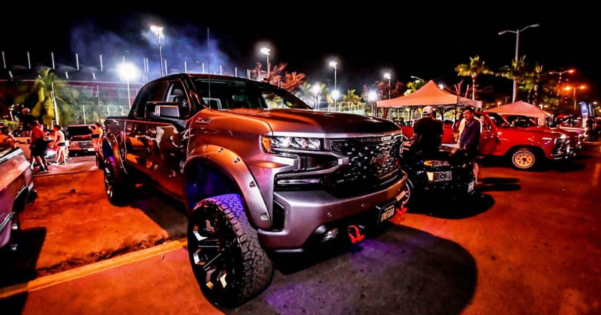 Camioneta modificada en evento nocturno de la Semana de la Troca 2025 en Mazatlán