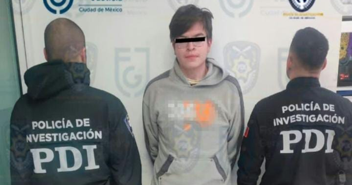 Joven detenido por policías en caso de pornografía infantil con IA