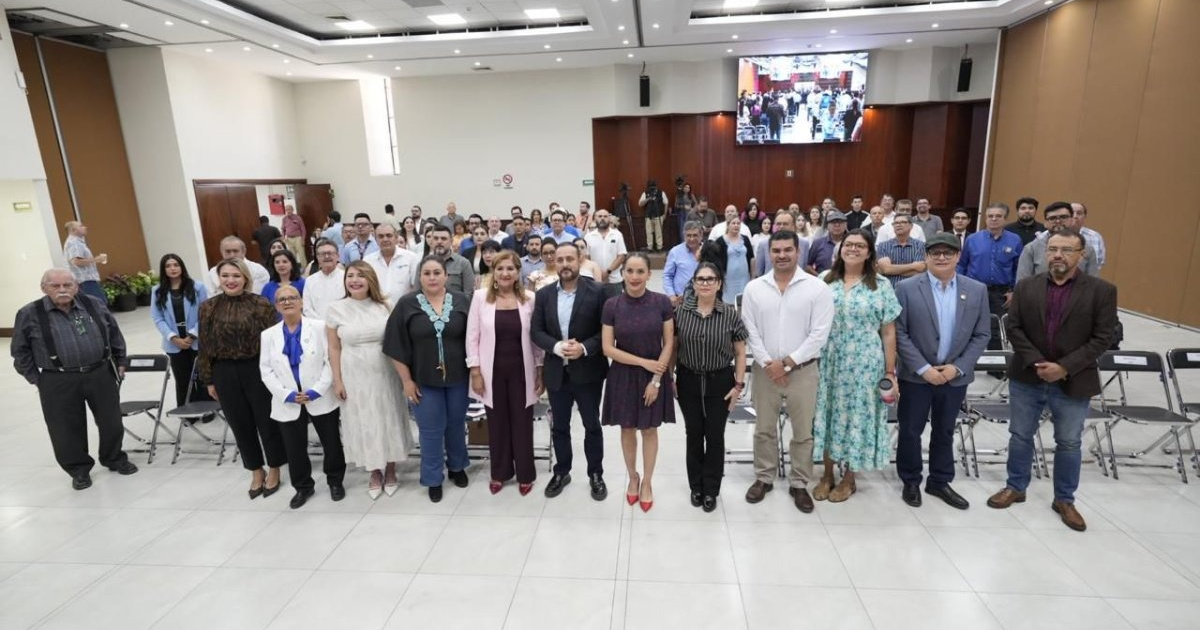 Grupo de personas en un evento oficial discutiendo la crisis hídrica en Sinaloa