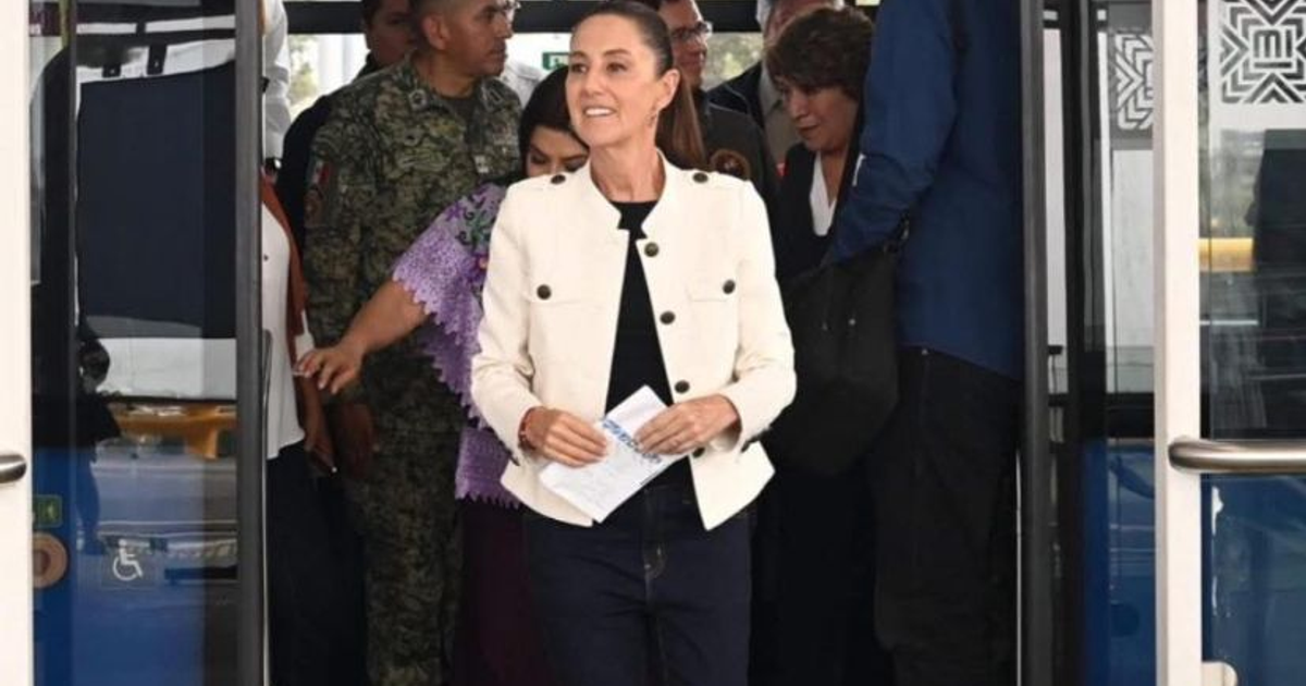 Personas descendiendo de un transporte público en Culiacán, preparativos para la gira presidencial de Claudia Sheinbaum.