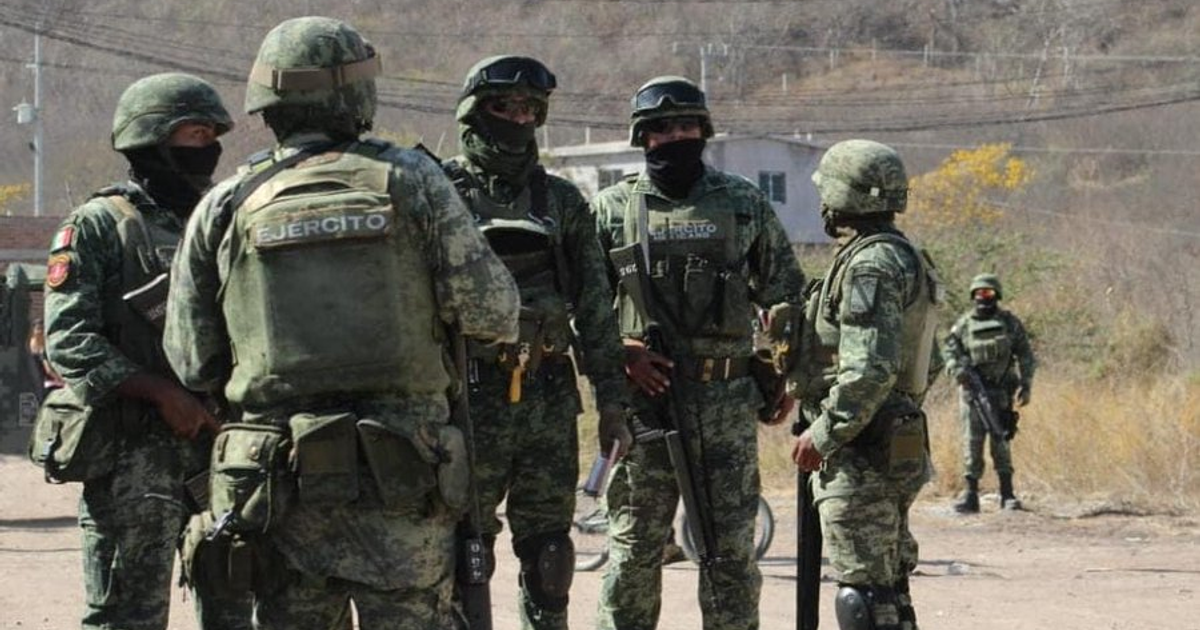 Soldados en uniforme militar con equipo de protección en un entorno exterior, relacionados con el enfrentamiento en Badiraguato.