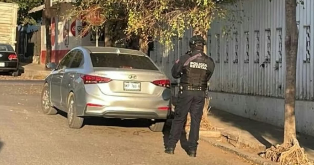 Vehículo plateado con policía estatal en Culiacán por reporte de artefacto explosivo