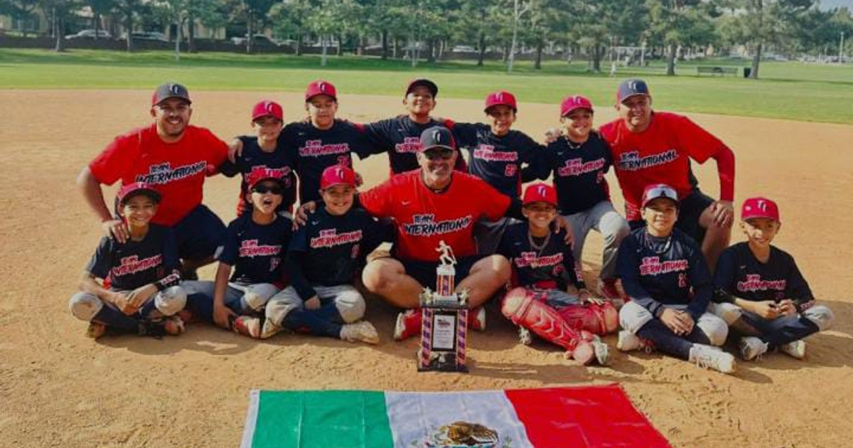 Equipo de béisbol Team Internacional celebrando con trofeo y bandera de México en el Torneo Pony Memorial Day.