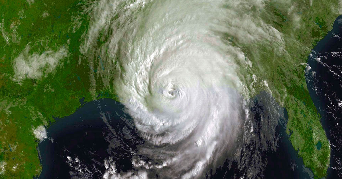 Imagen satelital de un huracán en el Golfo de México con nubes en espiral y costa visible.